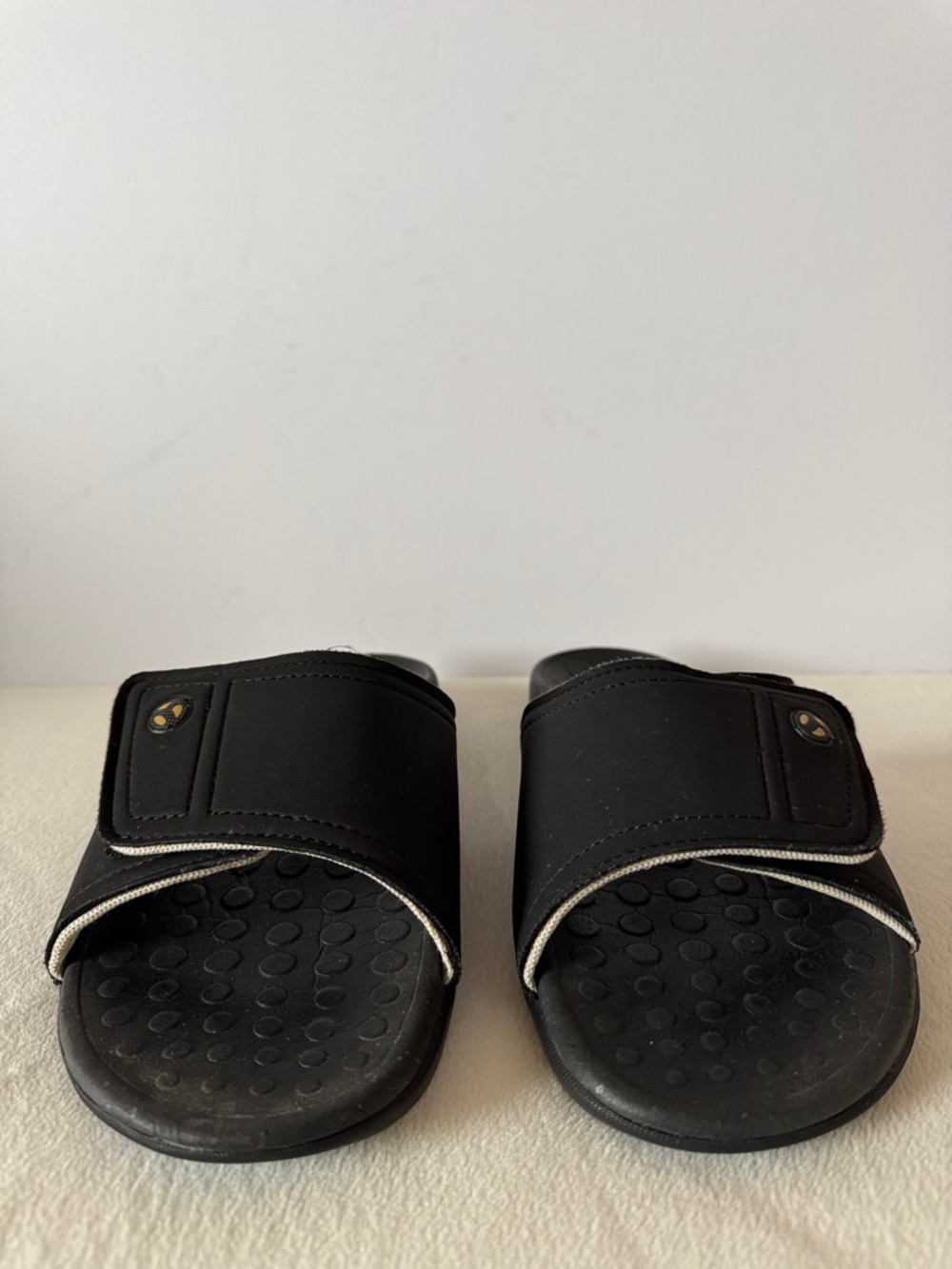 Vionic Kiwi - Unisex Motion Control Orthotic Slide Sandal - Picture 2 of 16